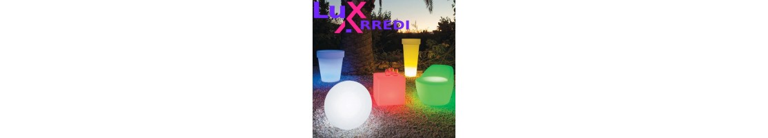Arredi luminosi : sfere , cubi , sgabelli , tavolini , vasi , banconi